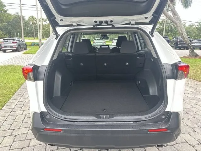 2023 Toyota RAV4 Hybrid XLE photo 28