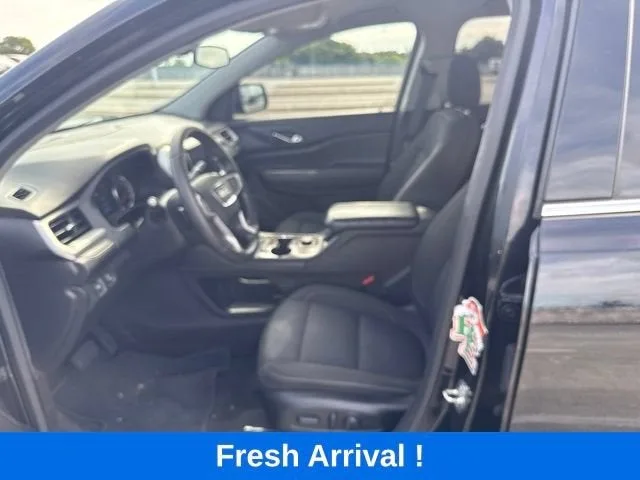 2023 GMC Acadia SLE photo 2