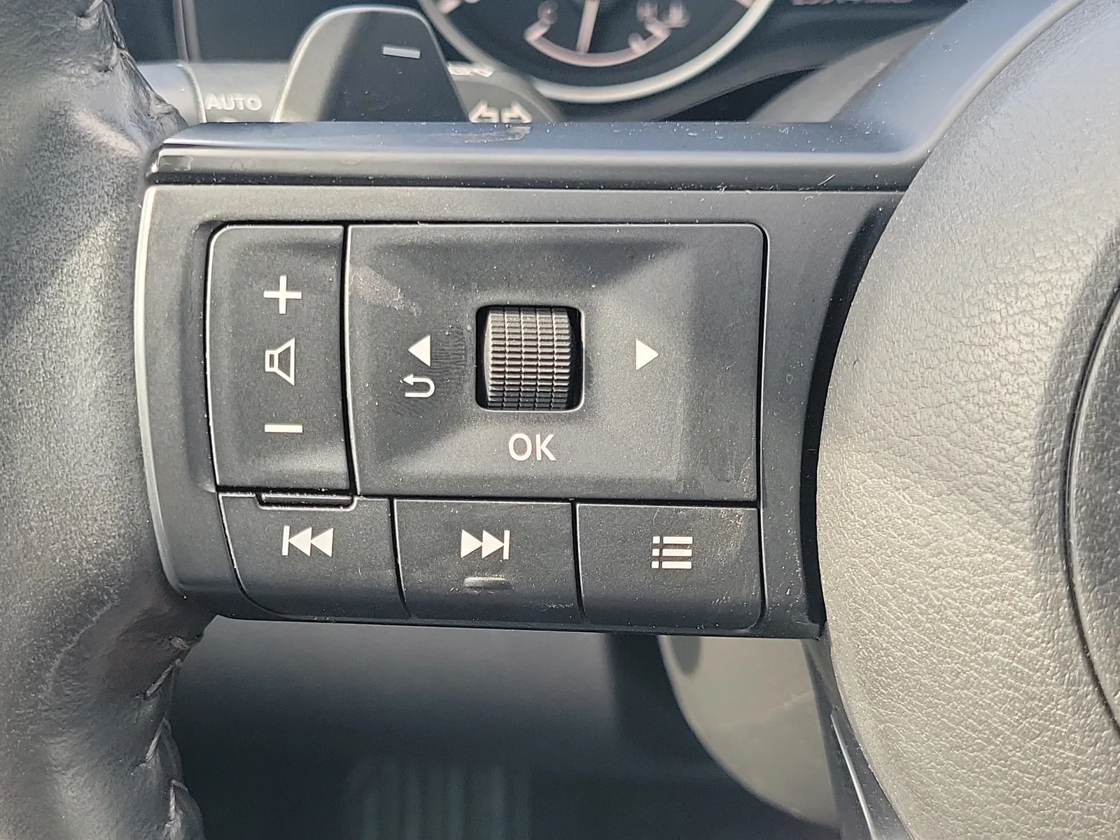 2024 Nissan Pathfinder SV photo 25