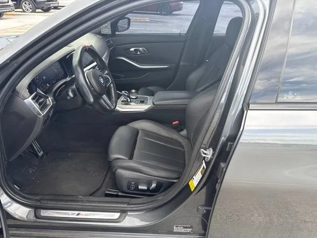 2019 BMW 3 Series 330i photo 2