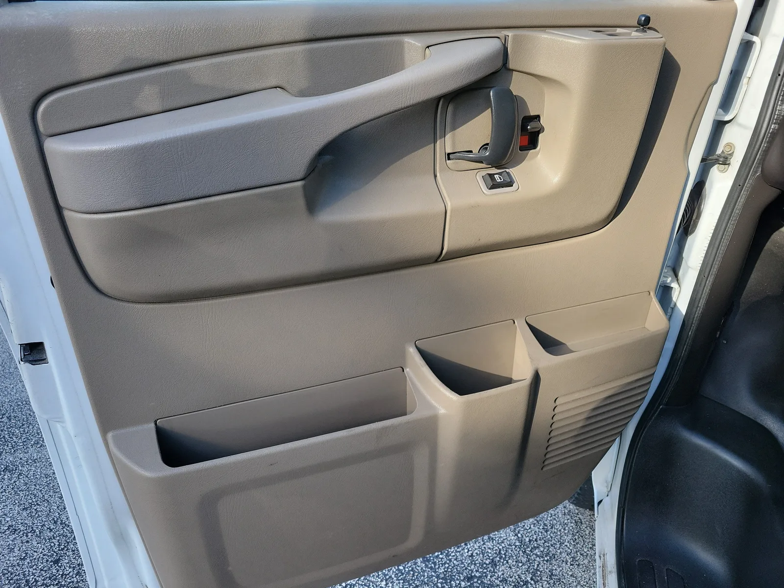 2014 Chevrolet Express Passenger 2500 LS photo 21