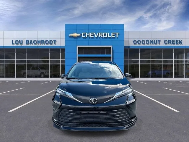 2026 Toyota Sienna XLE photo 3