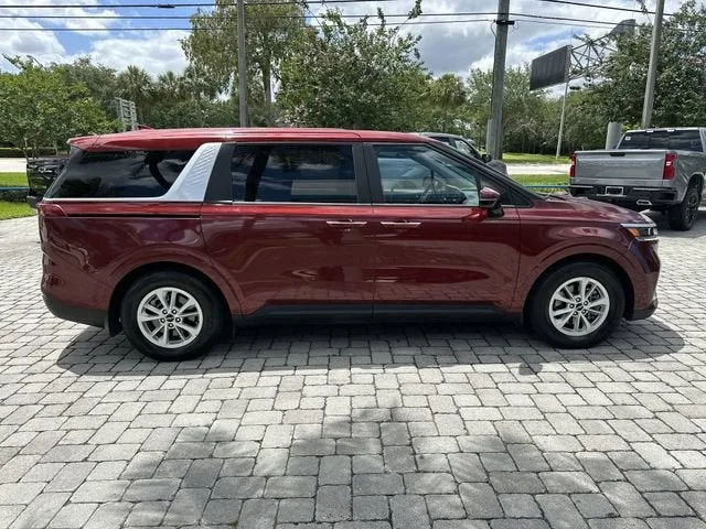 2024 Kia Carnival LX photo 20