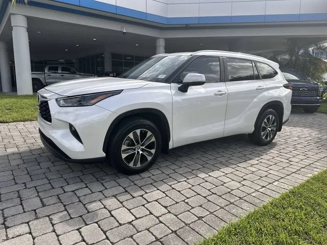 2024 Toyota Highlander LE photo 21