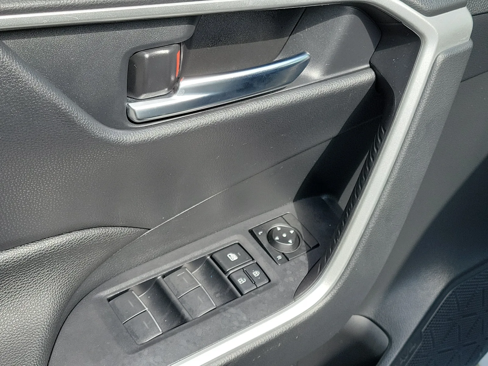 2023 Toyota RAV4 Hybrid XLE photo 24
