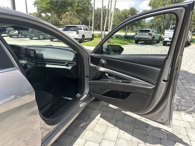 2025 Hyundai Elantra SEL Convenience photo 28