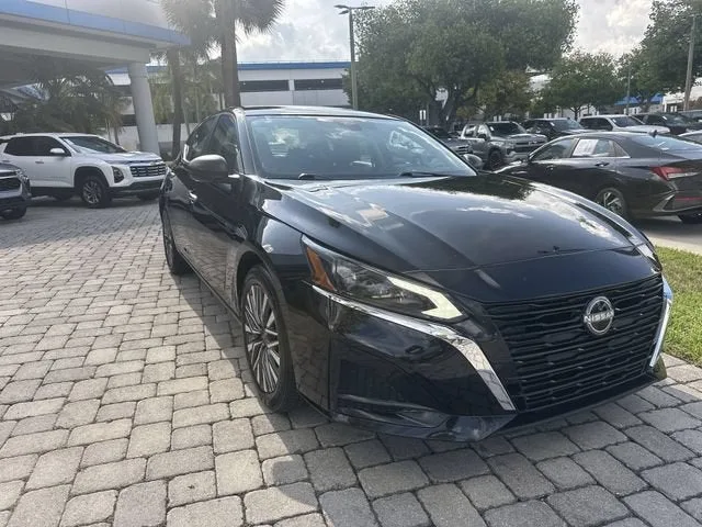 2025 Nissan Altima SV photo 17