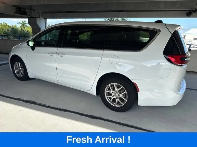 2024 Chrysler Pacifica Touring photo 16