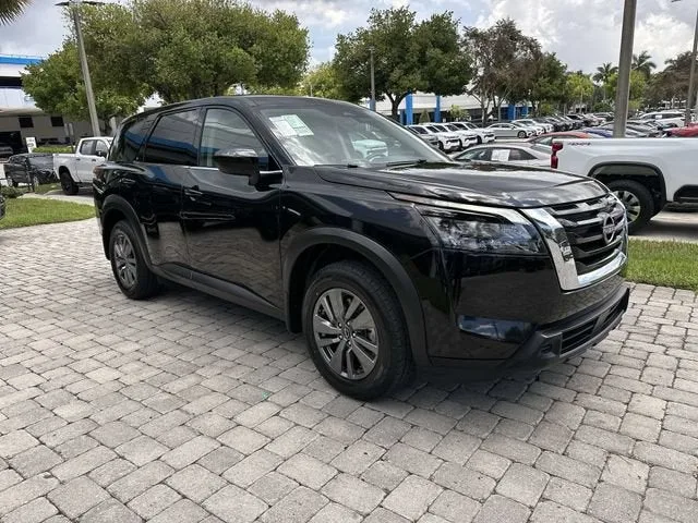 2025 Nissan Pathfinder S photo 16