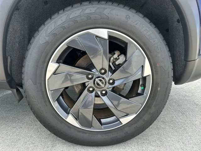 2024 Nissan Rogue SV photo 11