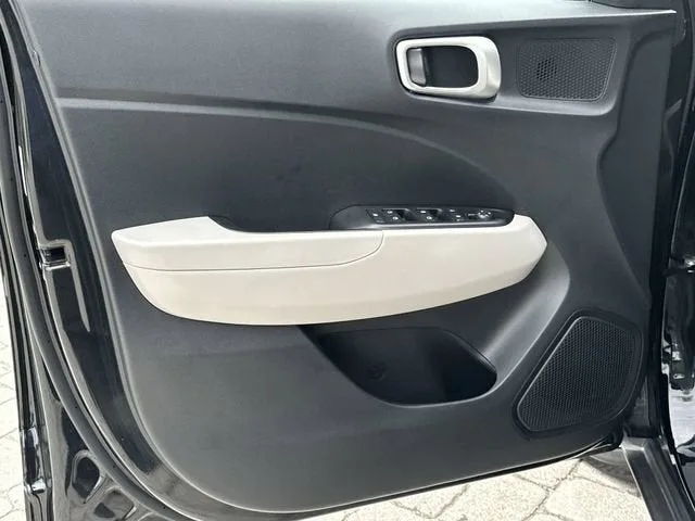 2025 Hyundai Venue SEL photo 22