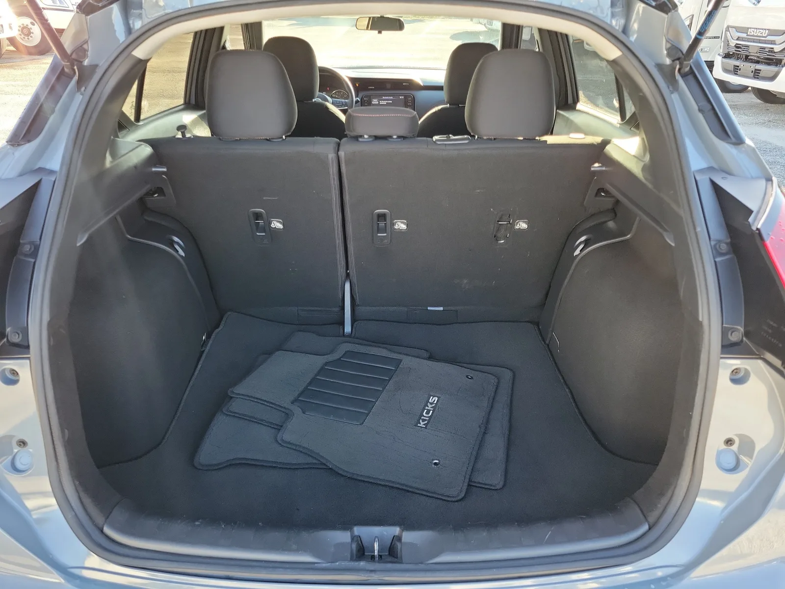 2021 Nissan Kicks SR photo 13