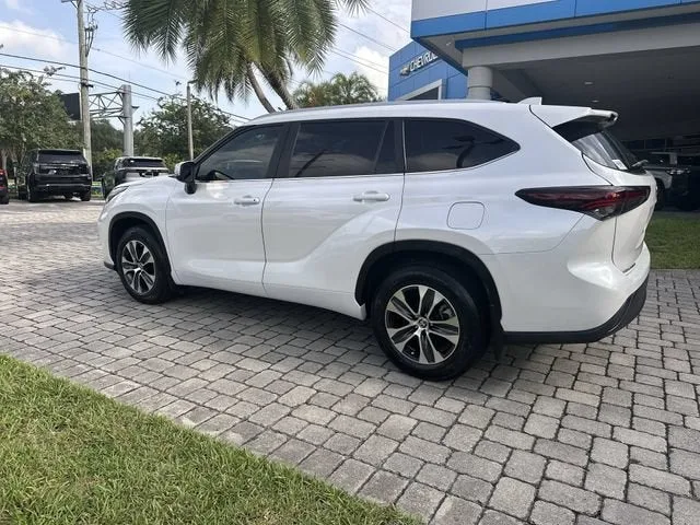 2024 Toyota Highlander LE photo 33