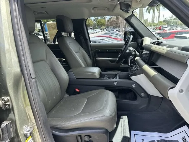2020 Land Rover Defender HSE photo 29