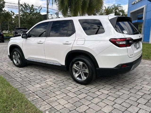 2024 Honda Pilot EX-L 7 Passenger photo 33