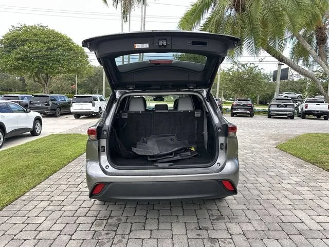 2025 Toyota Highlander LE photo 28