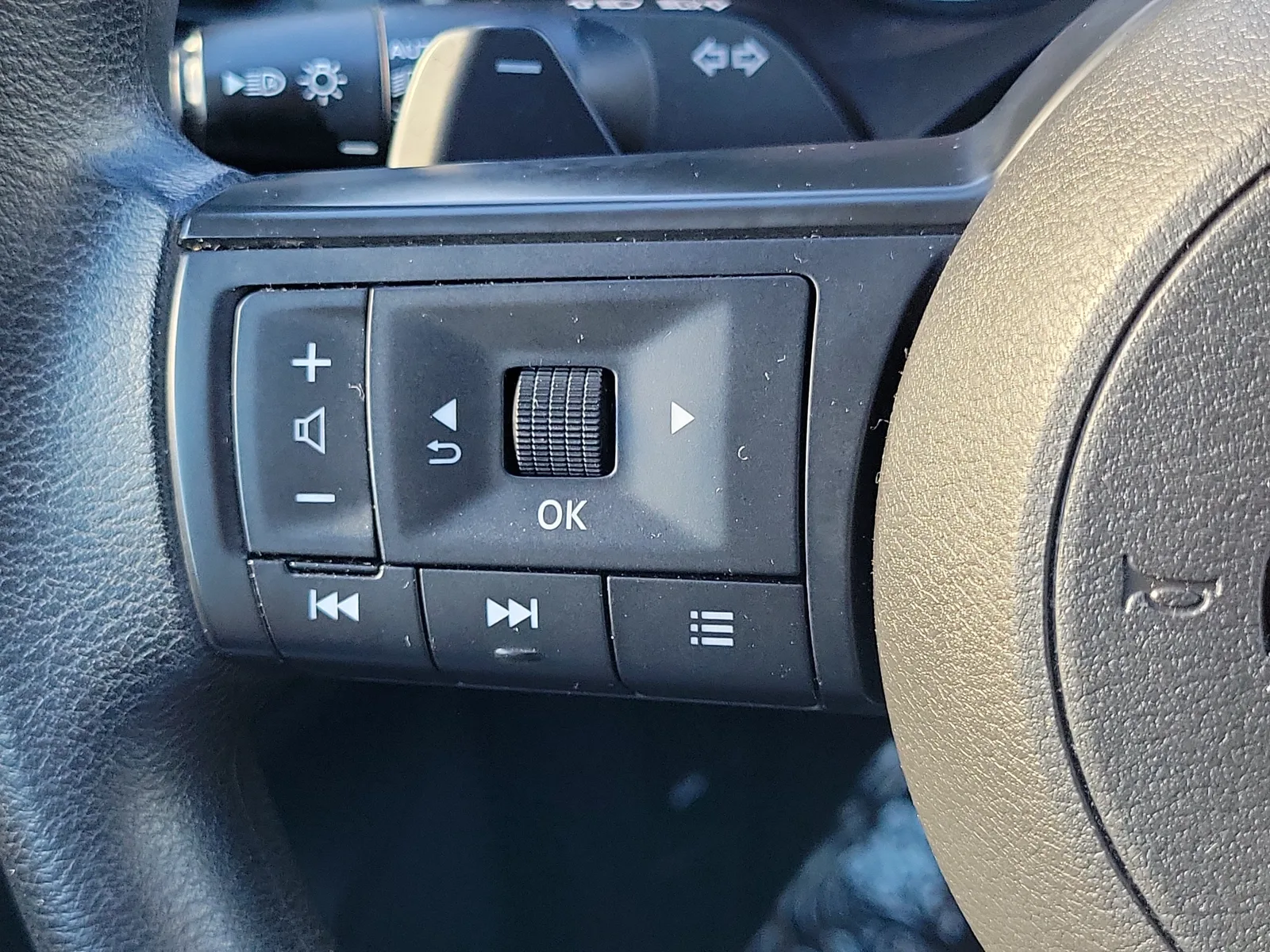 2024 Nissan Rogue S photo 25