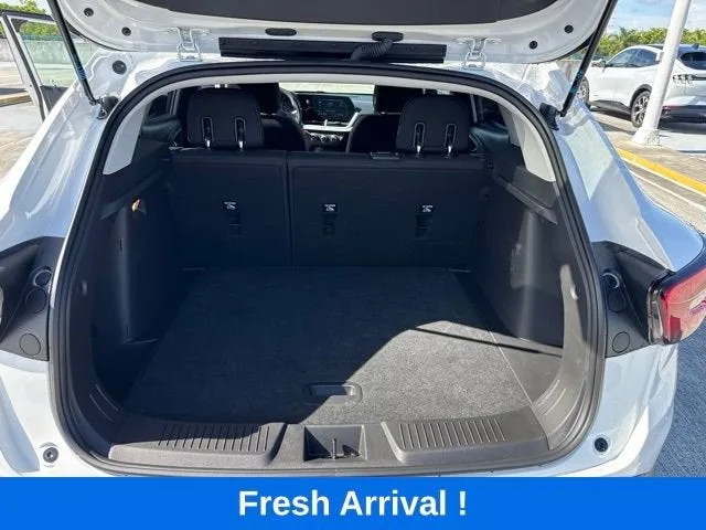 2025 Chevrolet Trax LS photo 4