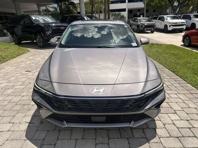 2025 Hyundai Elantra SEL Convenience photo 18