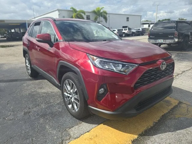 2020 Toyota RAV4 XLE Premium photo 3