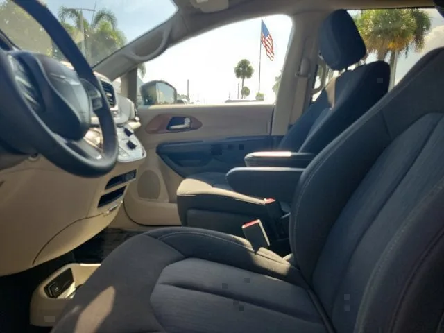 2023 Chrysler Voyager LX photo 19