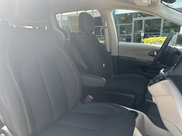 2023 Chrysler Voyager LX photo 30