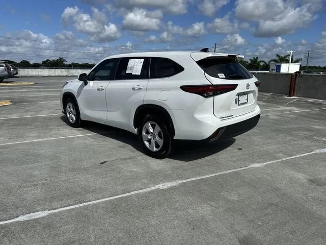 2023 Toyota Highlander L photo 35