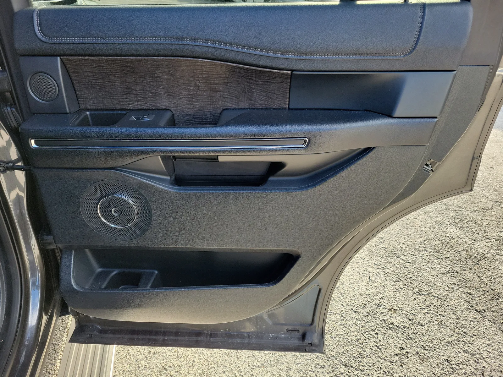2021 Ford Expedition Limited photo 9