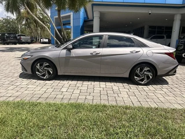 2025 Hyundai Elantra SEL Convenience photo 32