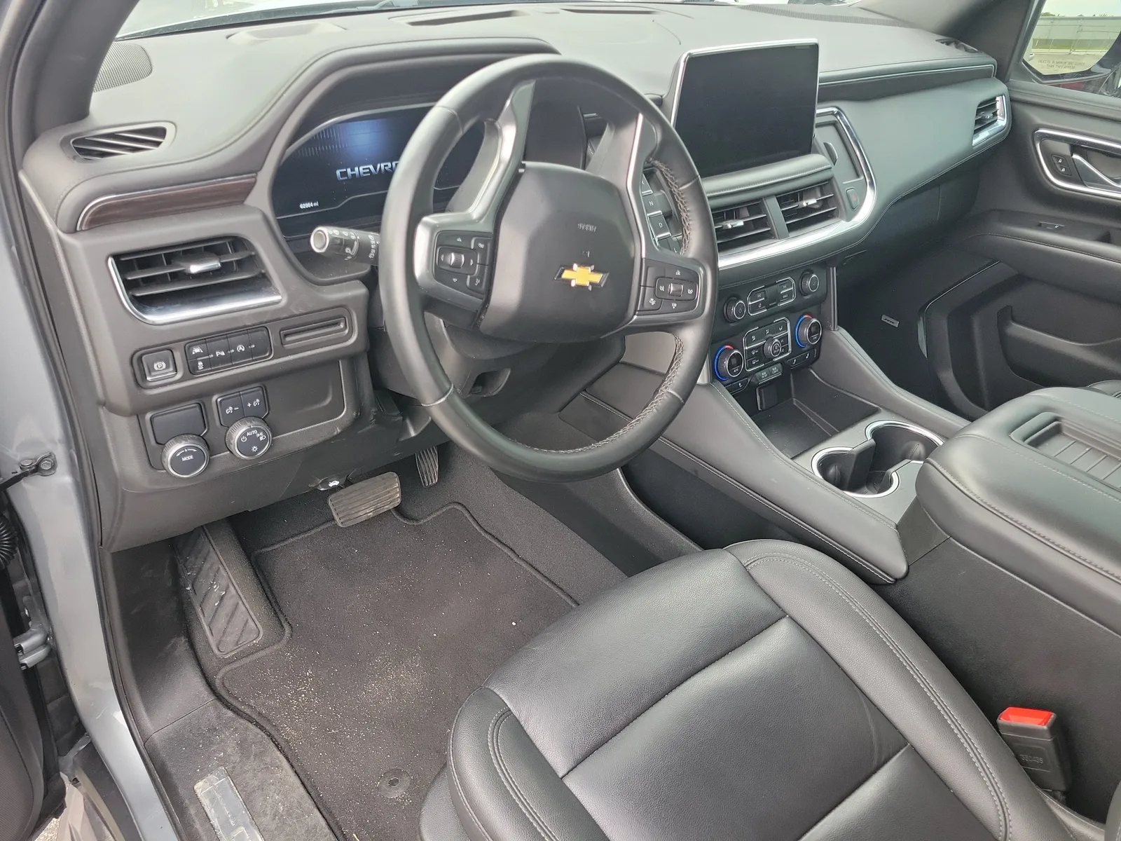 2024 Chevrolet Suburban LT photo 6