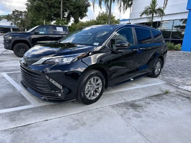 2026 Toyota Sienna XLE photo 21