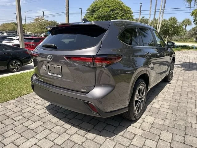 2024 Toyota Highlander LE photo 35