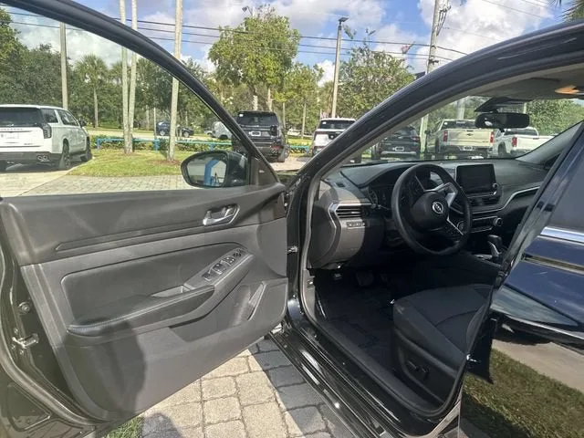 2025 Nissan Altima SV photo 22