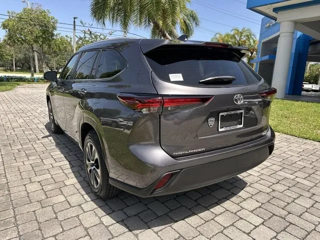 2024 Toyota Highlander LE photo 33