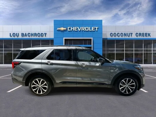 2025 Ford Explorer ST-Line photo 9