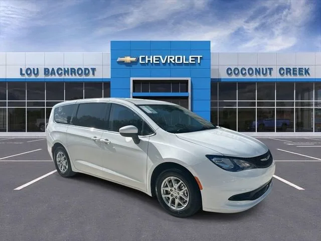 2023 Chrysler Voyager LX photo 2
