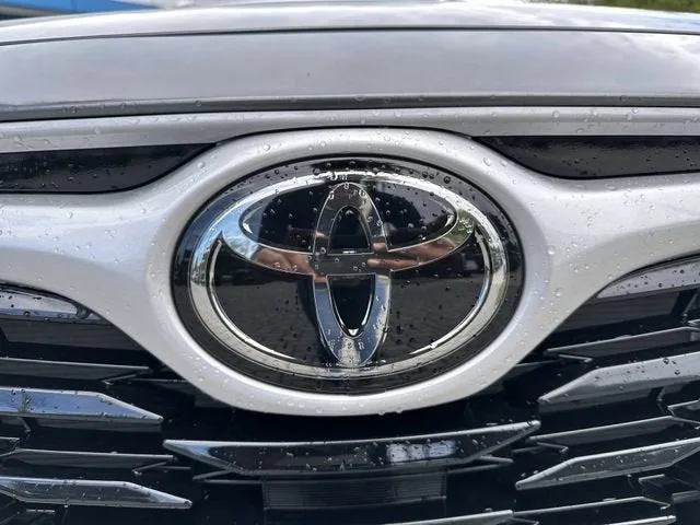 2025 Toyota Highlander LE photo 10