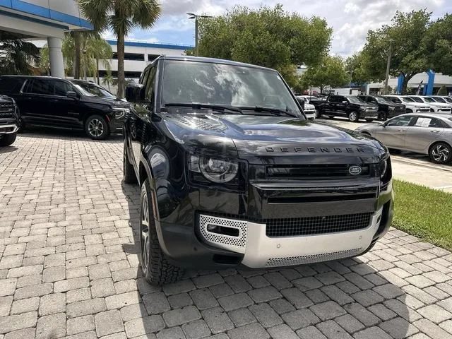 2023 Land Rover Defender SE photo 17
