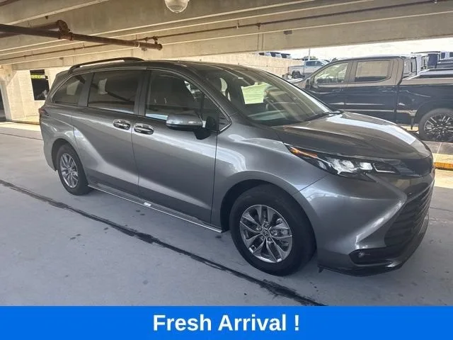 2026 Toyota Sienna XLE photo 15