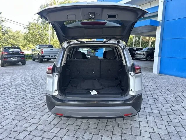 2022 Nissan Rogue SV photo 28