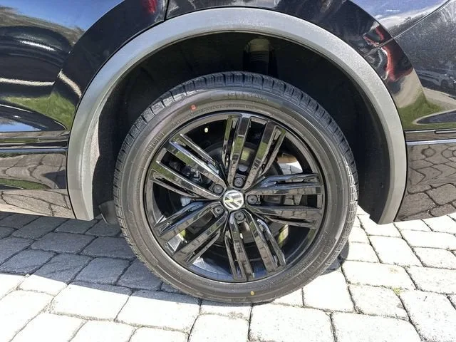 2022 Volkswagen Tiguan SE R-Line Black photo 11