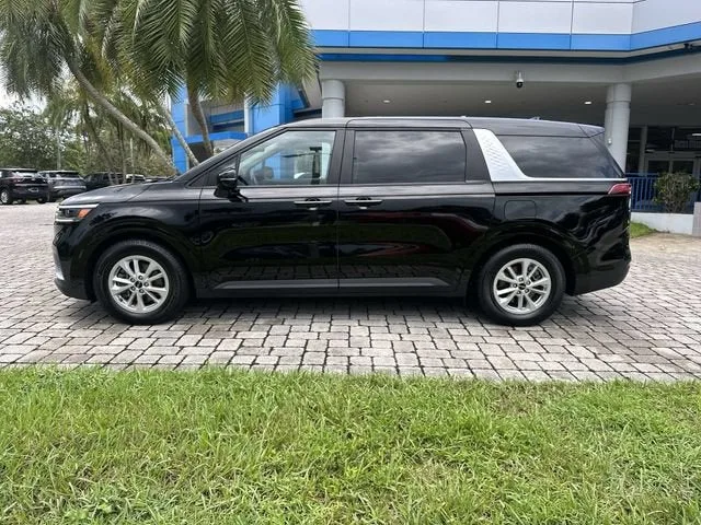 2024 Kia Carnival LX photo 32