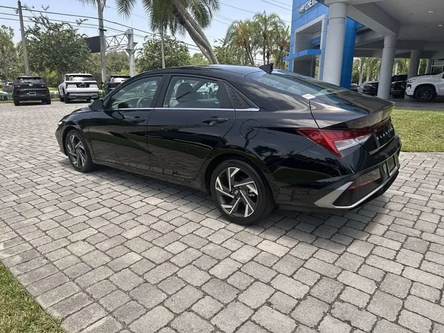 2025 Hyundai Elantra SEL Convenience photo 32