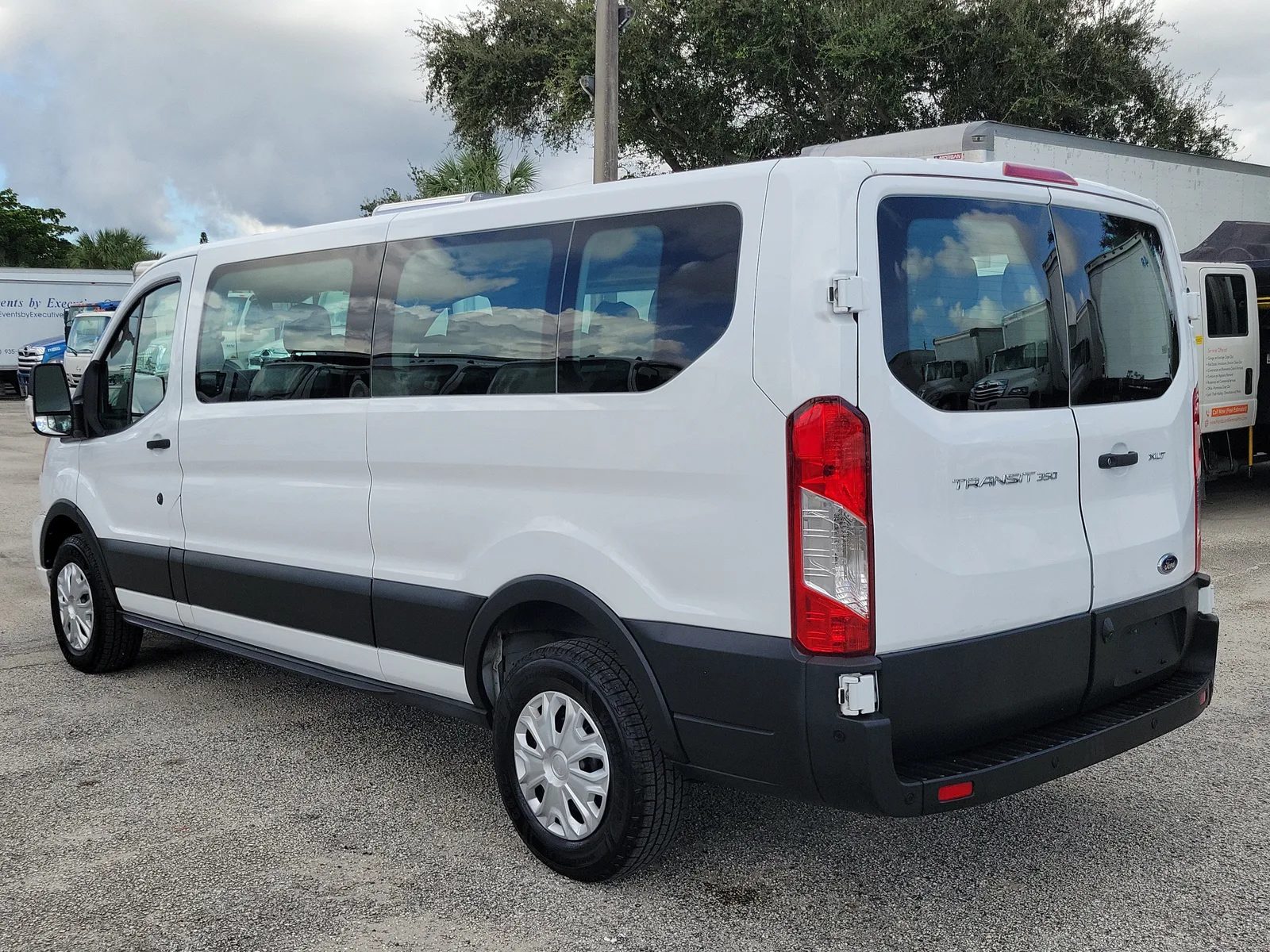 2022 Ford Transit Passenger Wagon XL photo 5