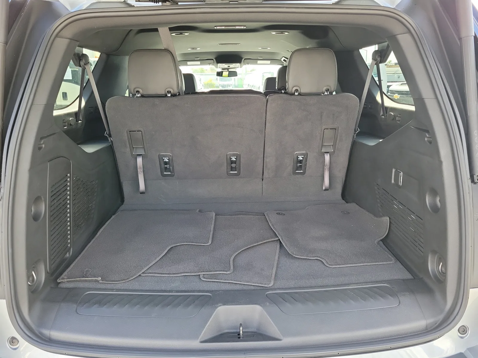 2024 Chevrolet Suburban LT photo 12