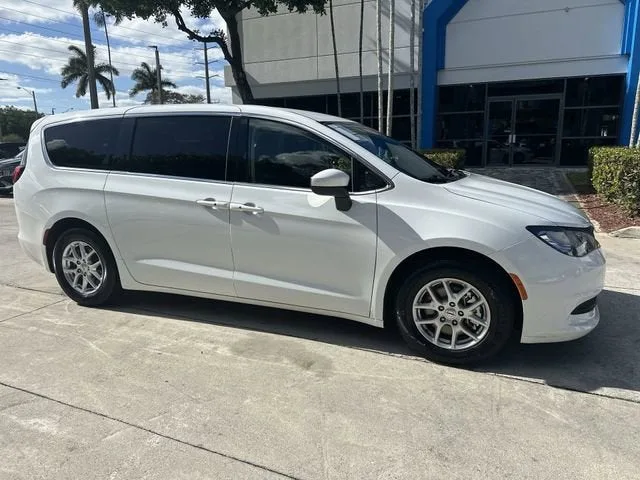 2023 Chrysler Voyager LX photo 34