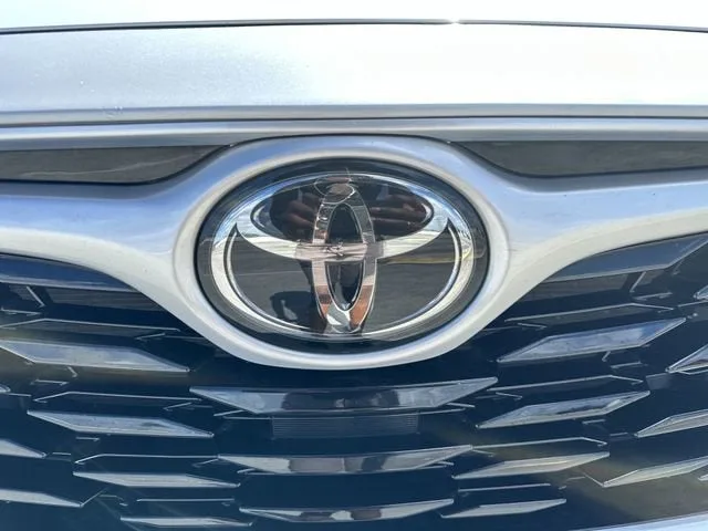 2023 Toyota Highlander L photo 10