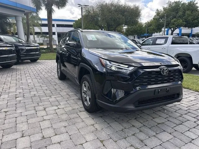 2024 Toyota RAV4 XLE photo 17