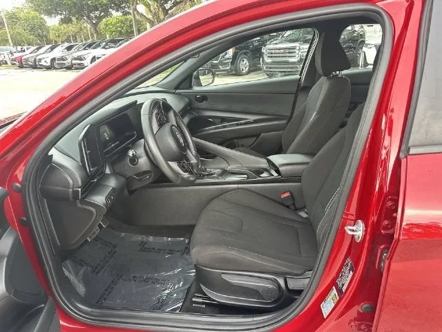 2025 Hyundai Elantra SEL Sport photo 30