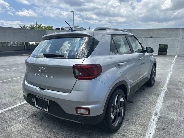 2025 Hyundai Venue SEL photo 16